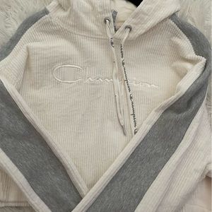 Cropped champion hoodie with gray details!